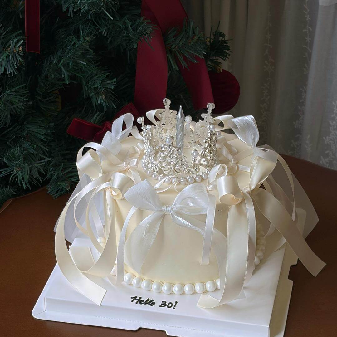 Vintage Crown & Ribbon